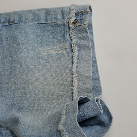 Faded Glory Women's Light Wash Frayed Edge Cuffed Denim Shorts - Picture 4 of 8
